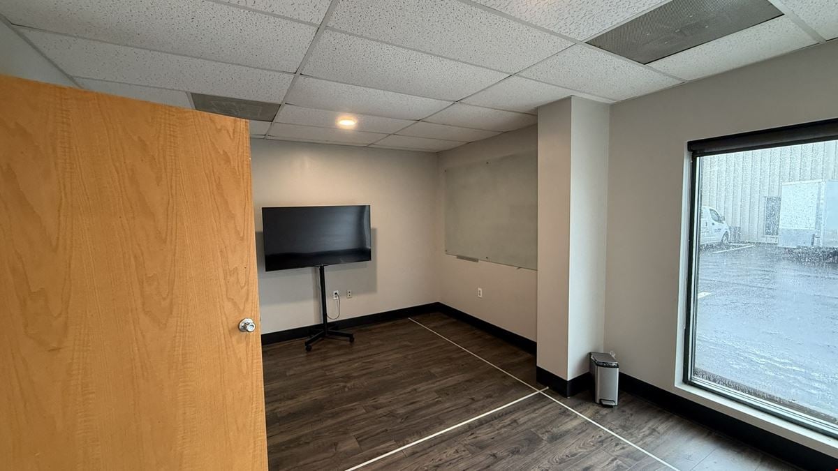11213 Outlet Drive-First Class Flex Space