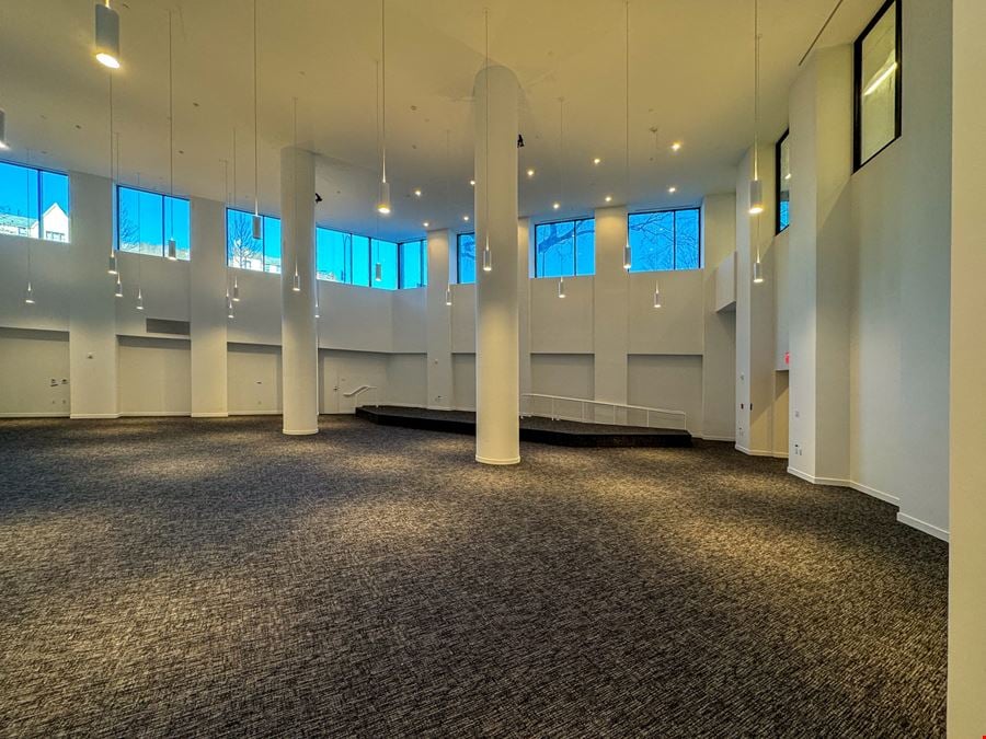 15,370 SF | 1 Park Point | Double Height Retail/Education Space