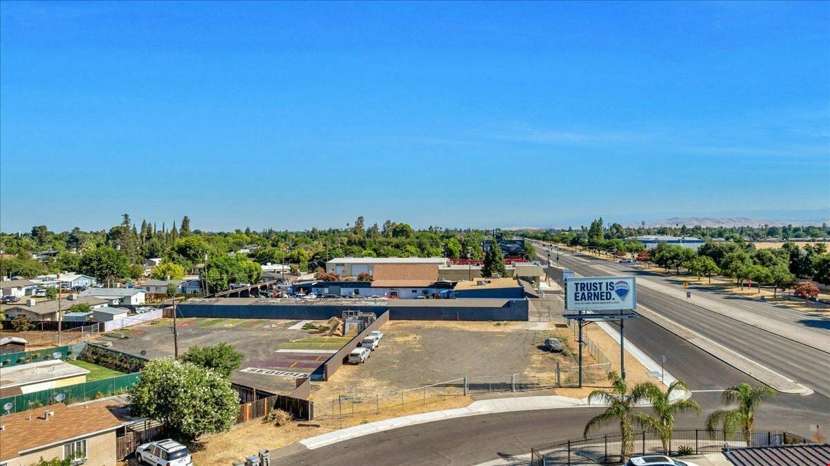 Commercial Building on ±0.75 Acres in Central Fresno, CA