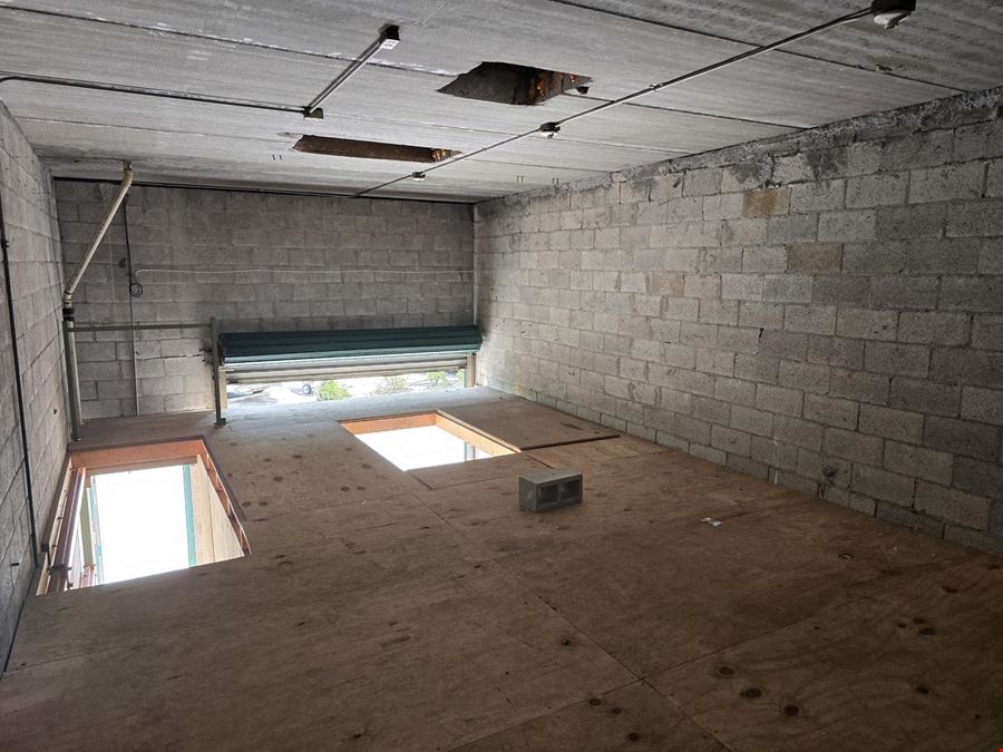 Office/Warehouse 950 SQFT