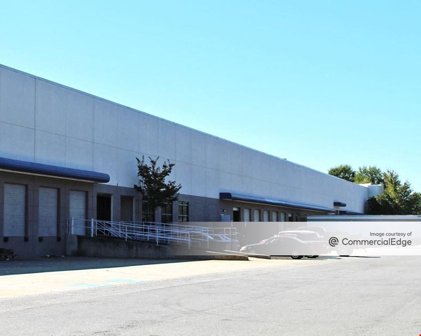 Peachtree Industrial Center - 1300 Northbrook Pkwy