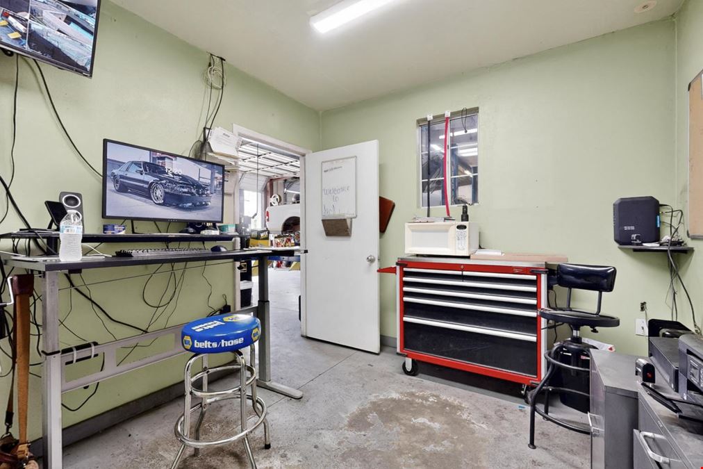 VERSATILE RETAIL/ WAREHOUSE PROPERTY