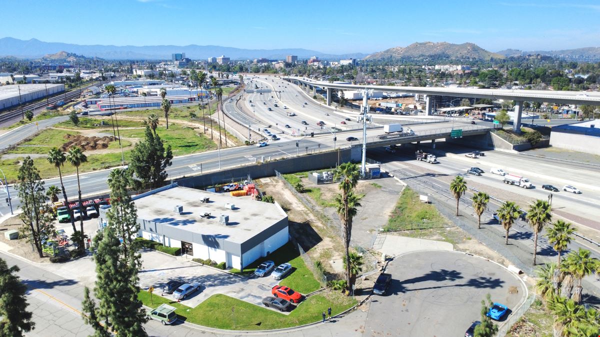 2200 E. La Cadena Dr.