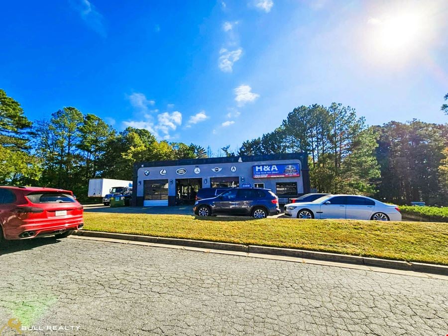 ±2,040 SF Retail / Auto Service Shop