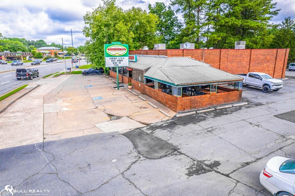 Neighborhood Restaurant & Bar Opportunity | True NNN Lease | 31 Year Operating History