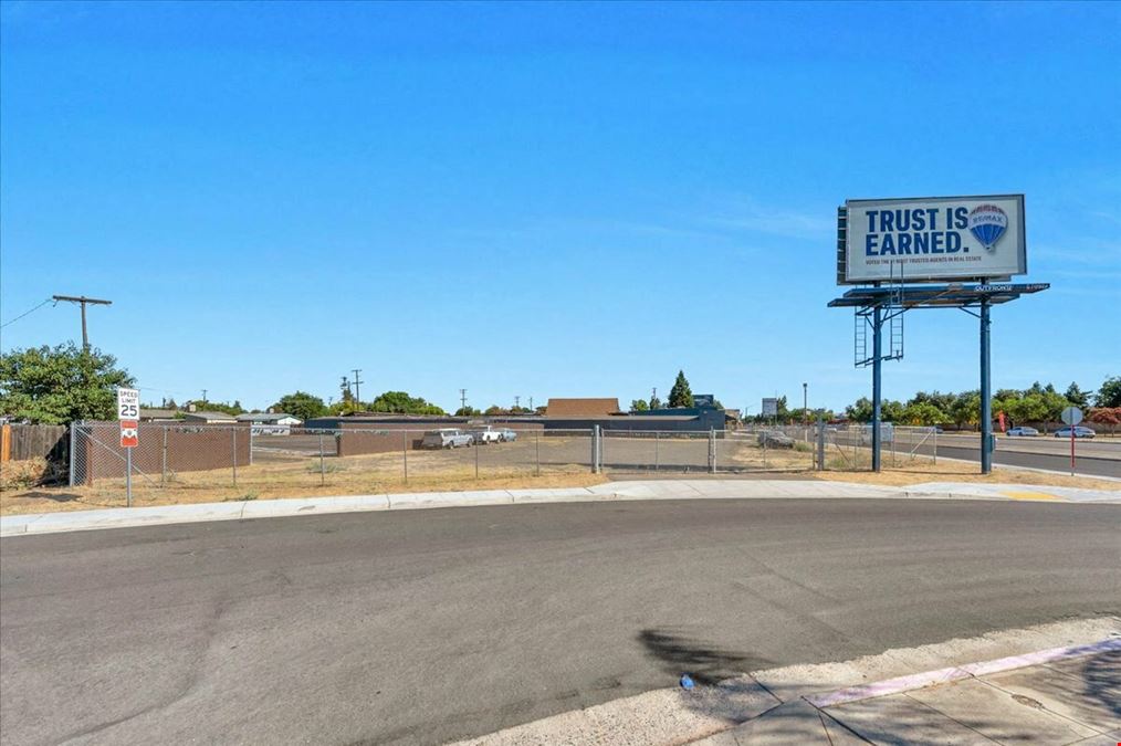 Commercial Building on ±0.75 Acres in Central Fresno, CA